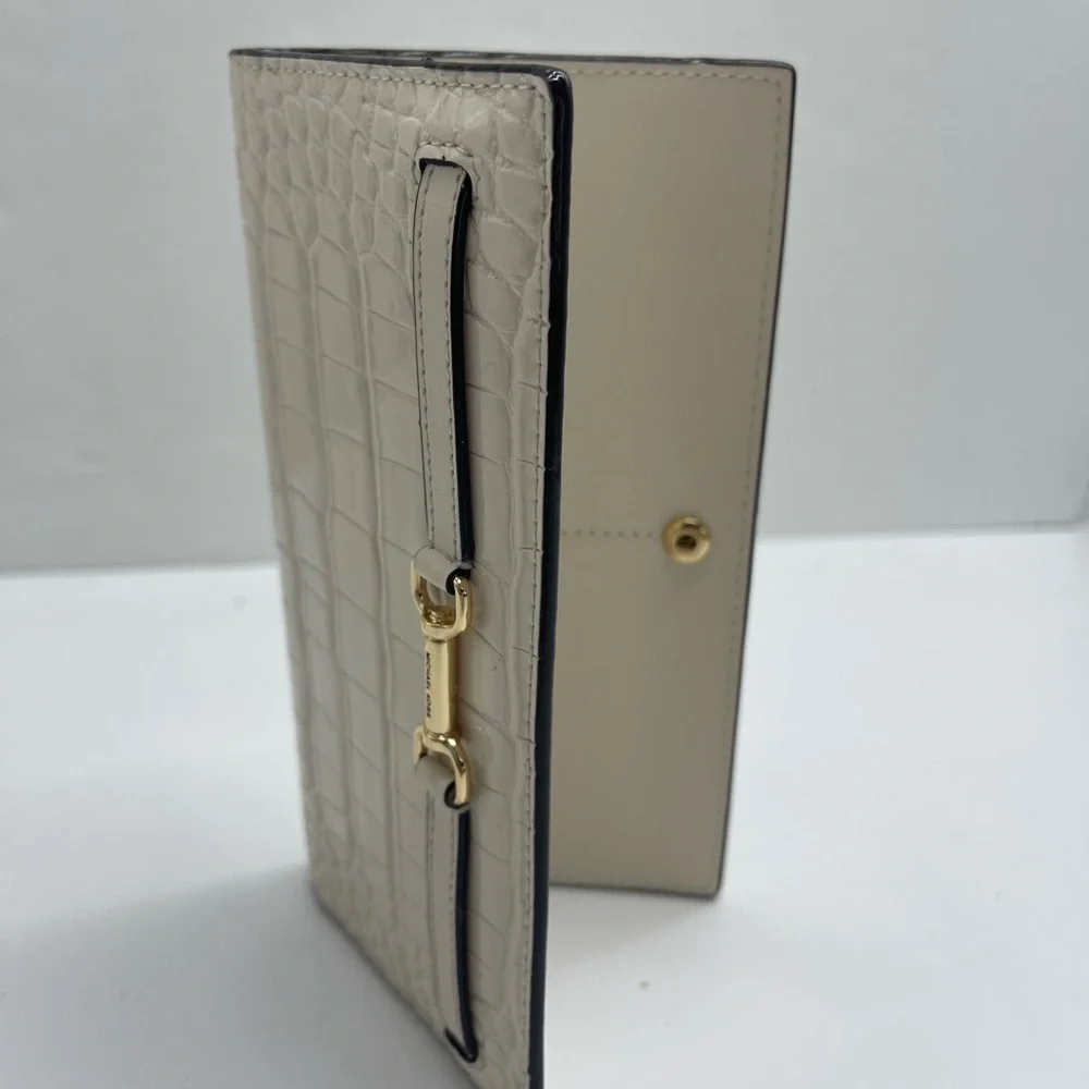 MICHAEL KORS Carson Large Crocodile Embossed Bifold Snap Wallet
Light Cream
NWT - Picture 15 of 16